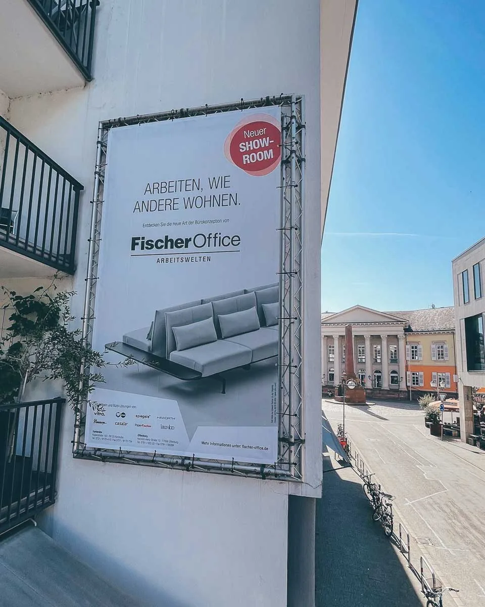 Banner – Fassadenbanner Papierfischer – Referenzfoto von Die Werbetechniker Karlsruhe