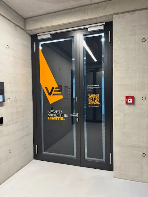 Beschriftung – Eingangstür Logo – Referenzfoto von Die Werbetechniker Karlsruhe