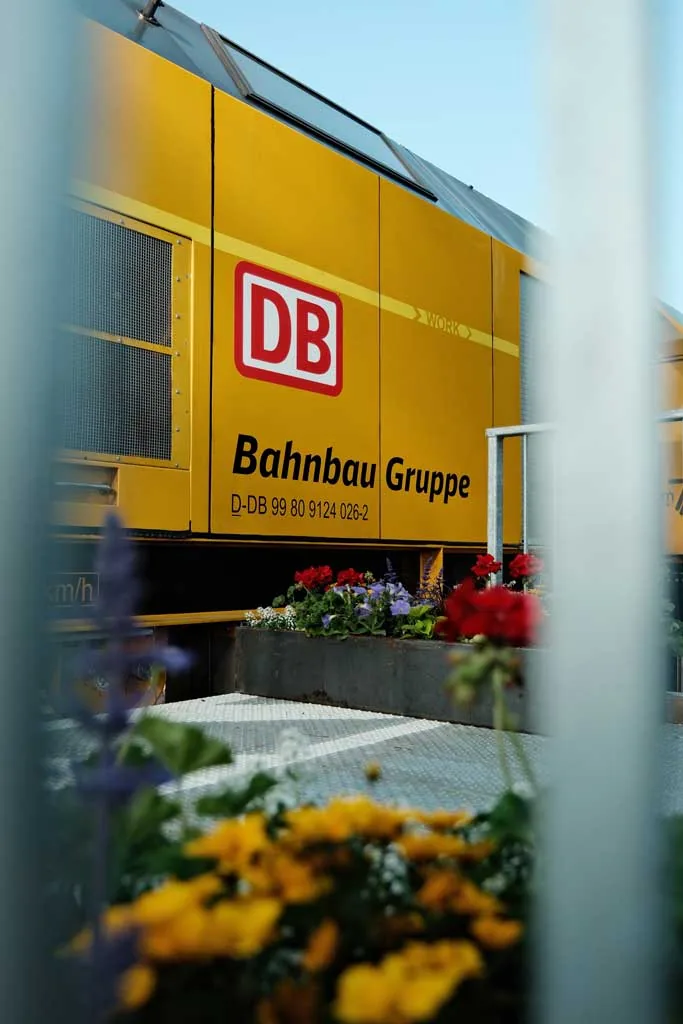 Beschriftung – Bahnhofsschild DB – Referenzfoto von Die Werbetechniker Karlsruhe
