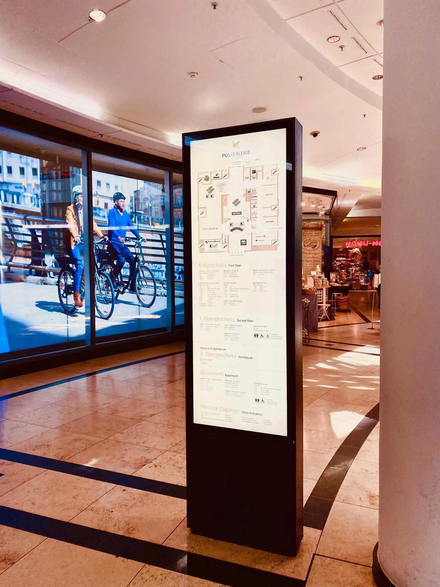 Beschriftung – Digitales Leitsystem – Referenzfoto von Die Werbetechniker Karlsruhe